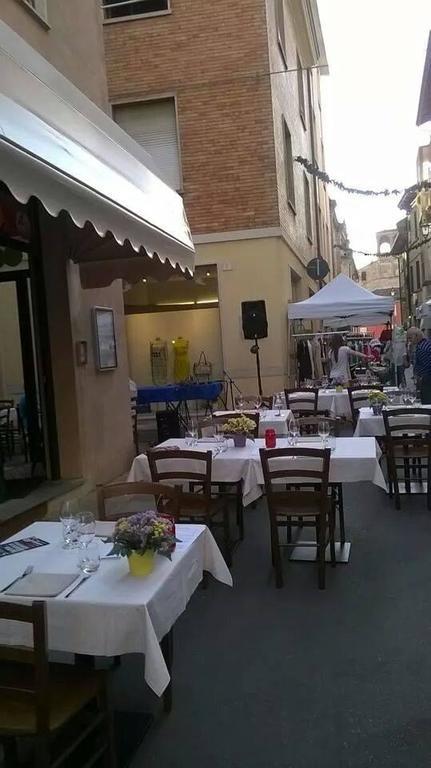 Locanda San Fiorenzo Fiorenzuola dʼArda Buitenkant foto